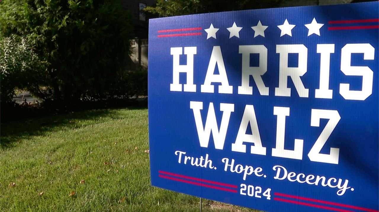 harris walz yard sign